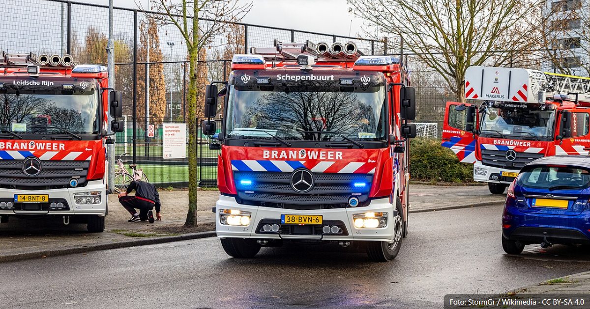 Brandweer met tankautospuiten tijdens een uitruk
