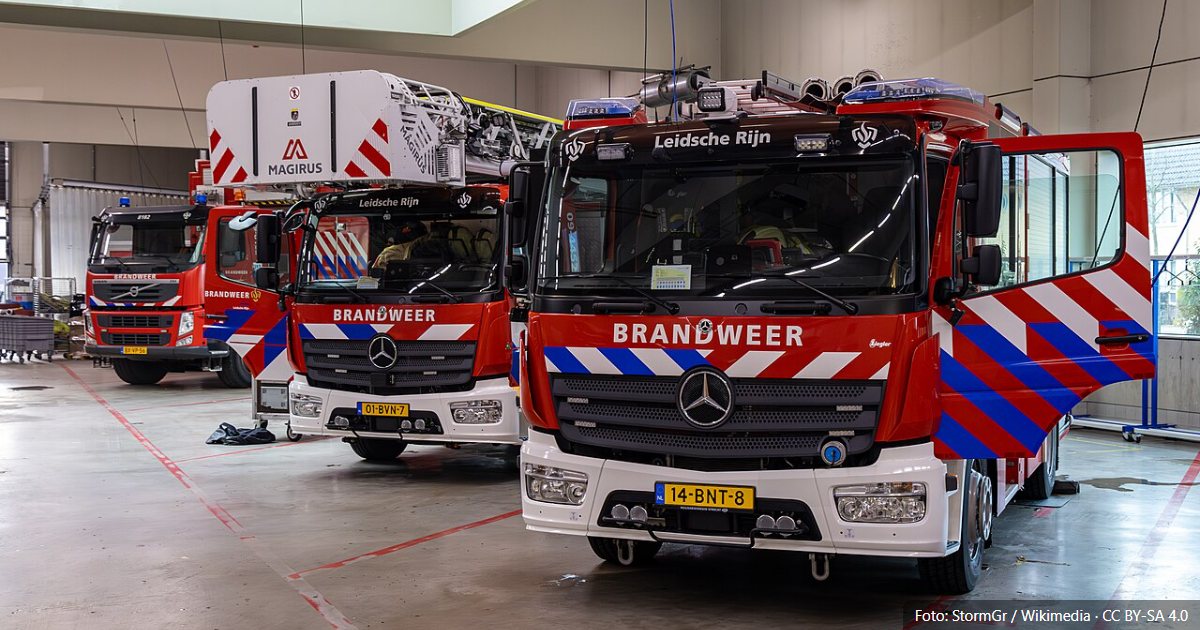 Brandweervoertuigen van de brandweer klaar voor vertrek