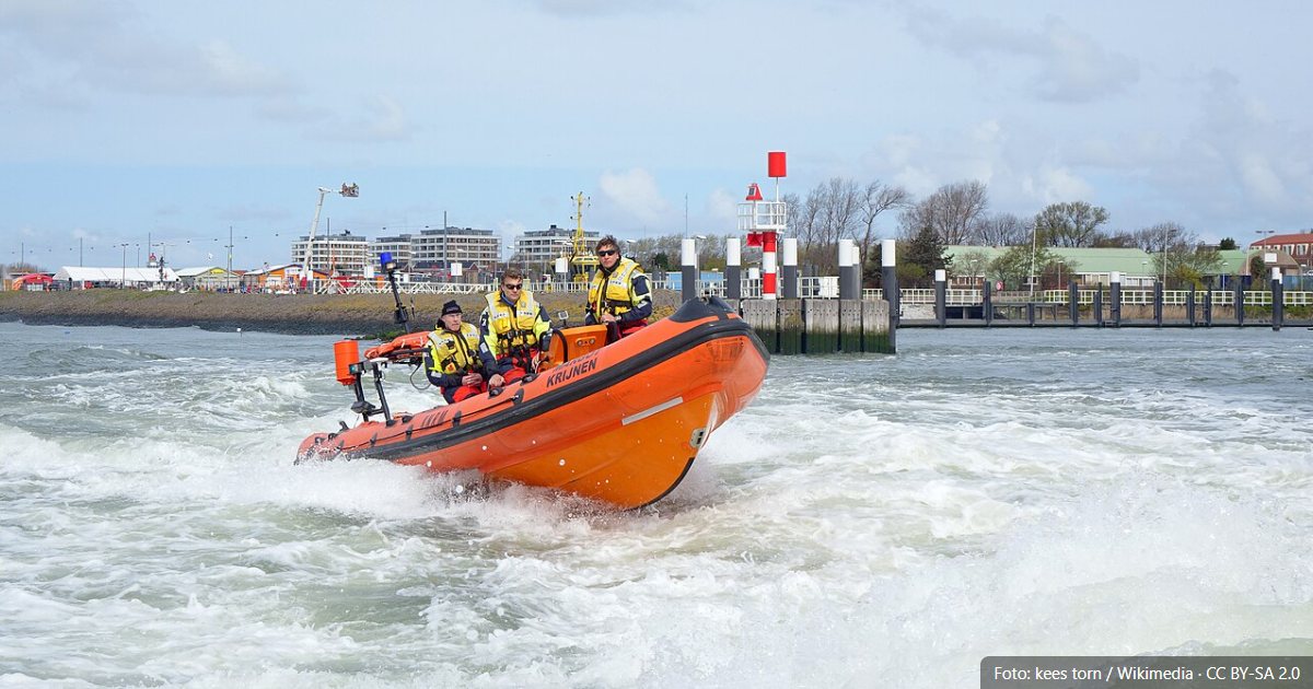 Bemanning van de KNRM op een reddingboot