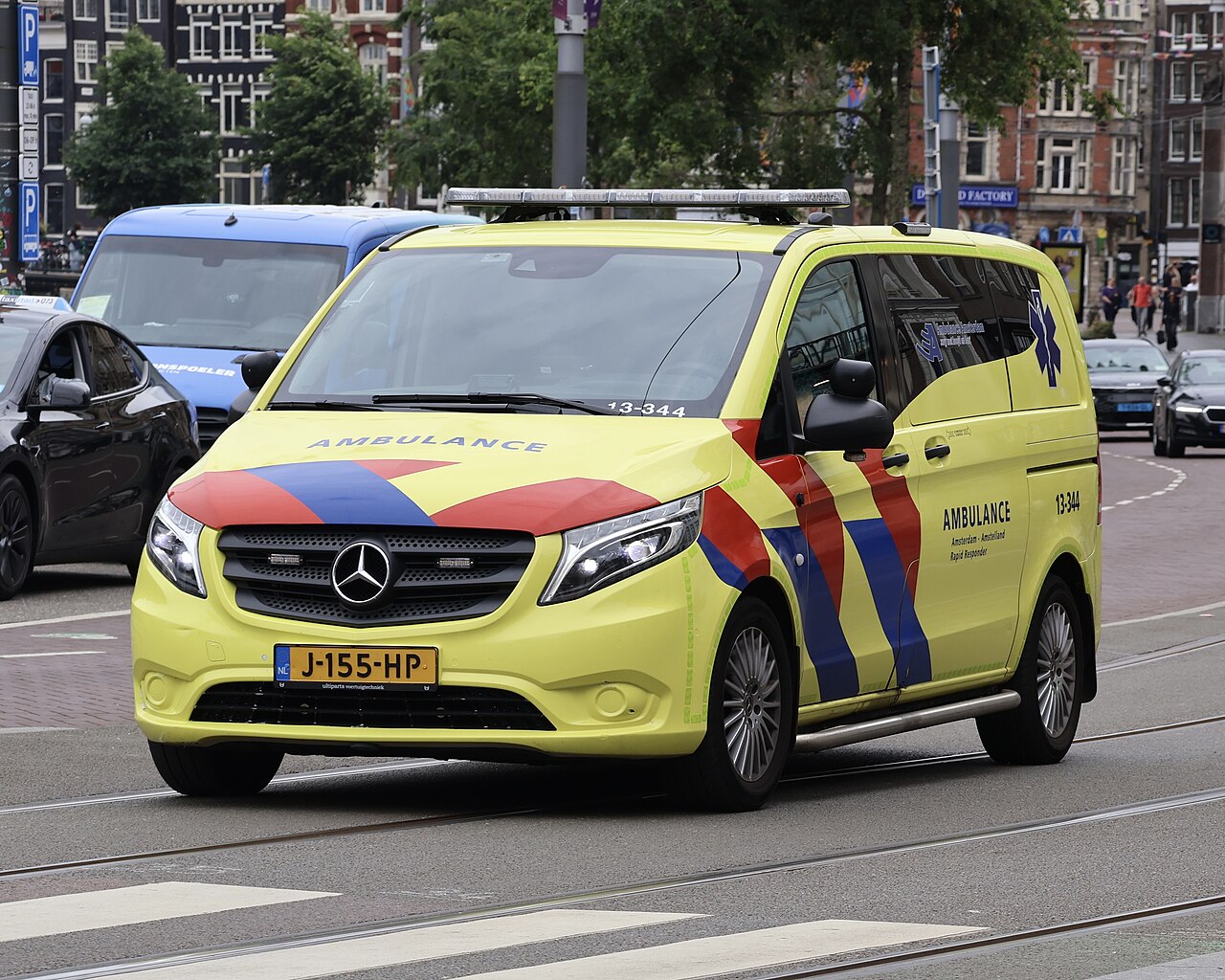 Ambulancevoertuig rijdend door Amsterdam