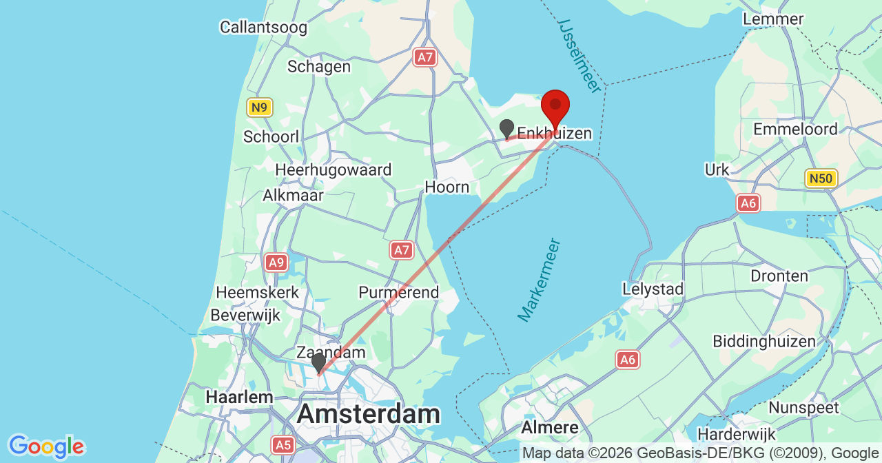 Kaart van het incident in Enkhuizen met de aanrijroutes van de gealarmeerde eenheden