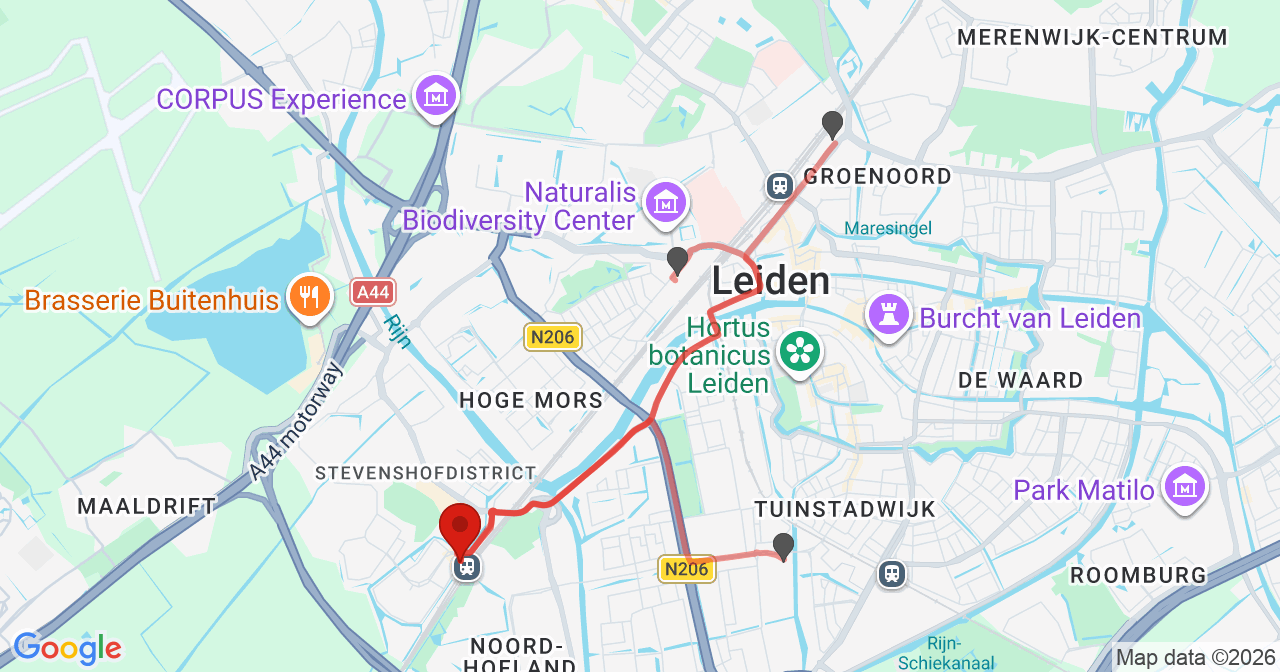 Kaart van het incident in Leiden met de aanrijroutes van de gealarmeerde eenheden