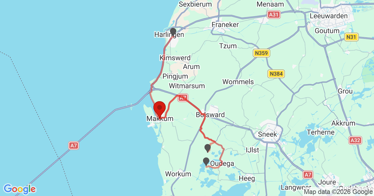 Kaart van het incident in Makkum met de aanrijroutes van de gealarmeerde eenheden