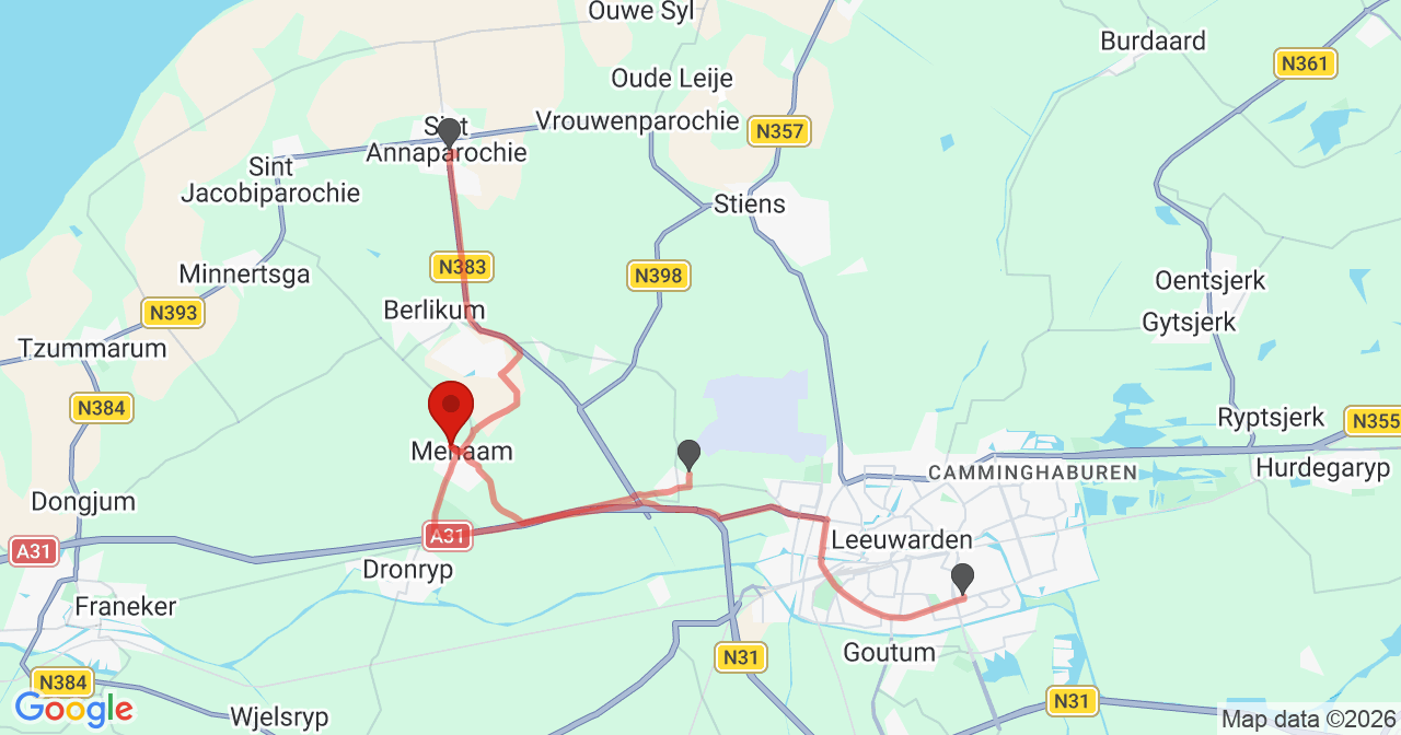 Kaart van het incident in Menaam met de aanrijroutes van de gealarmeerde eenheden