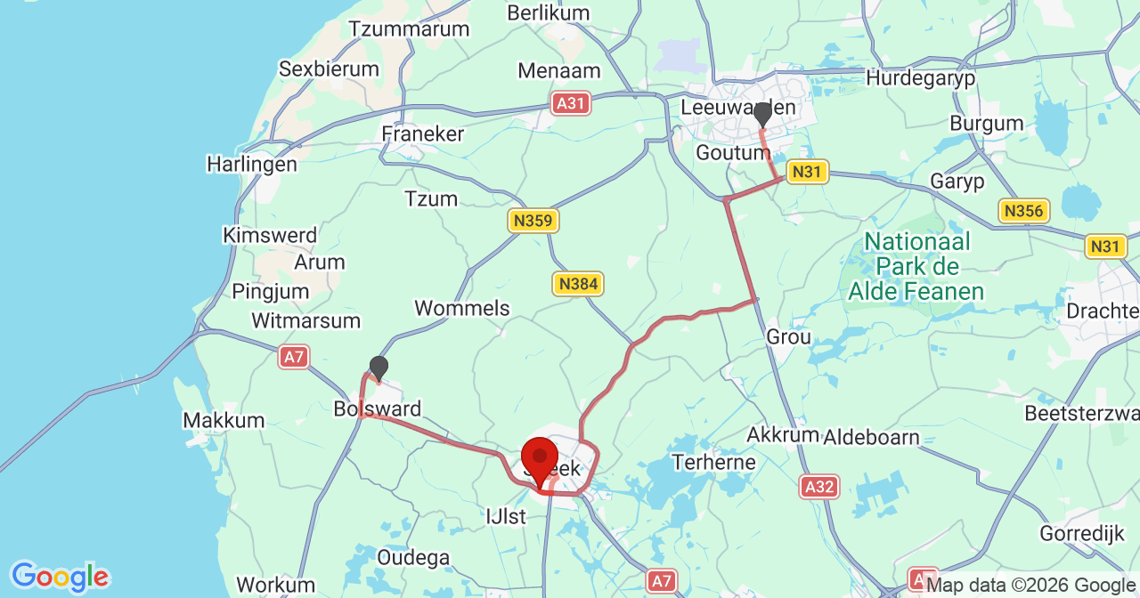 Kaart van het incident in Sneek met de aanrijroutes van de gealarmeerde eenheden
