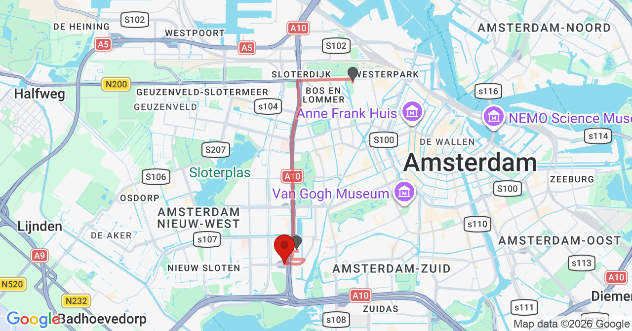 Kaart van het incident in Amsterdam met de aanrijroutes van de gealarmeerde eenheden