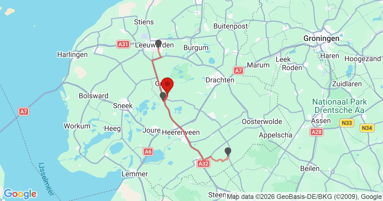 Kaart van het incident in Nes met de aanrijroutes van de gealarmeerde eenheden