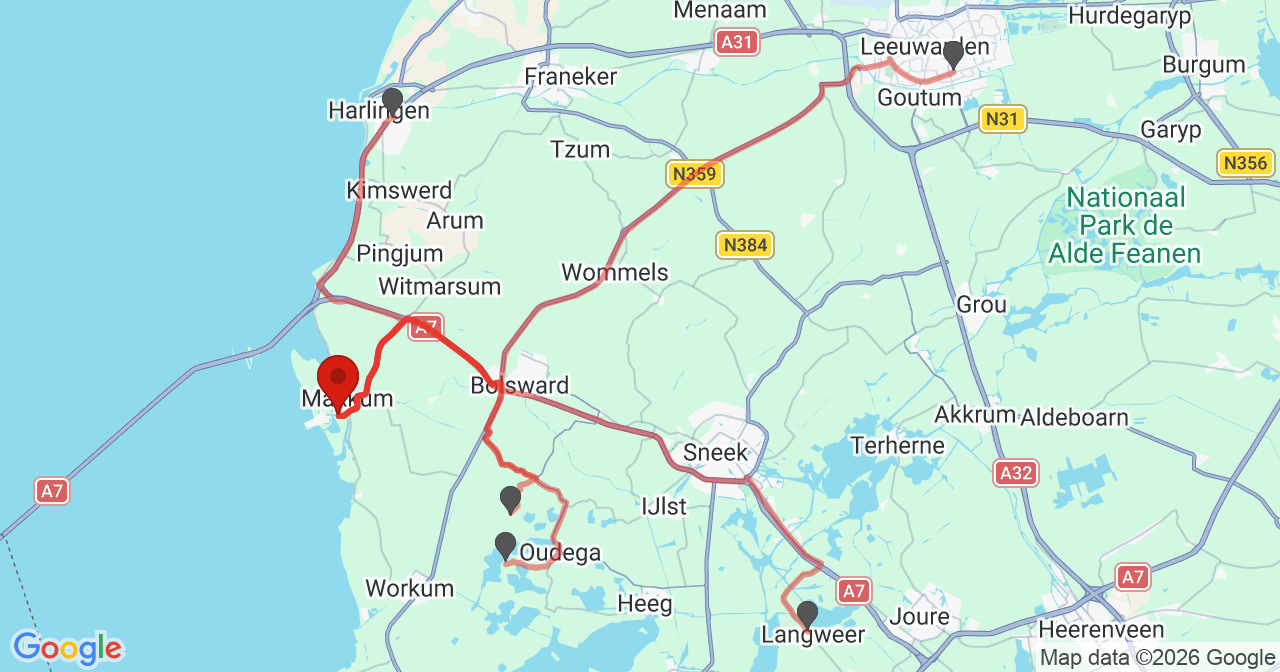Kaart van het incident in Makkum met de aanrijroutes van de gealarmeerde eenheden