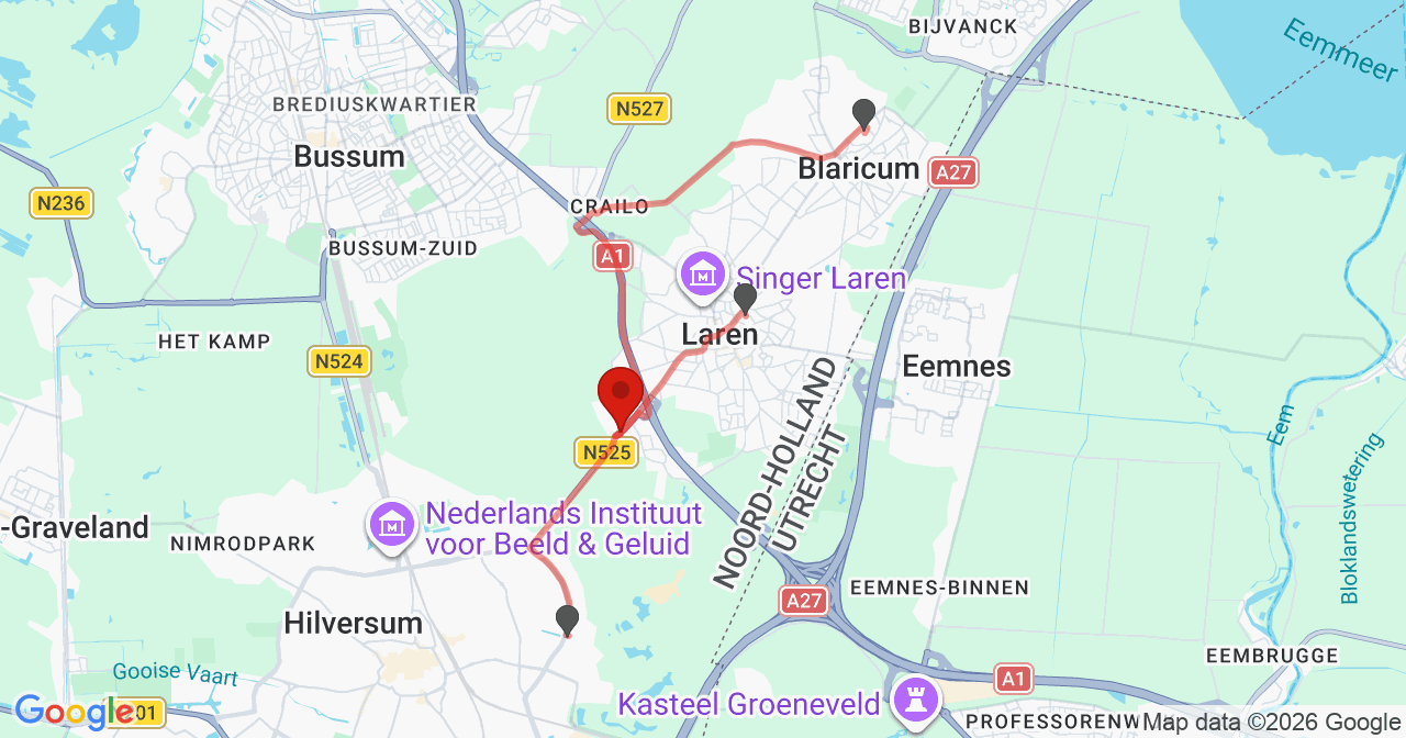 Kaart van het incident in Laren NH met de aanrijroutes van de gealarmeerde eenheden