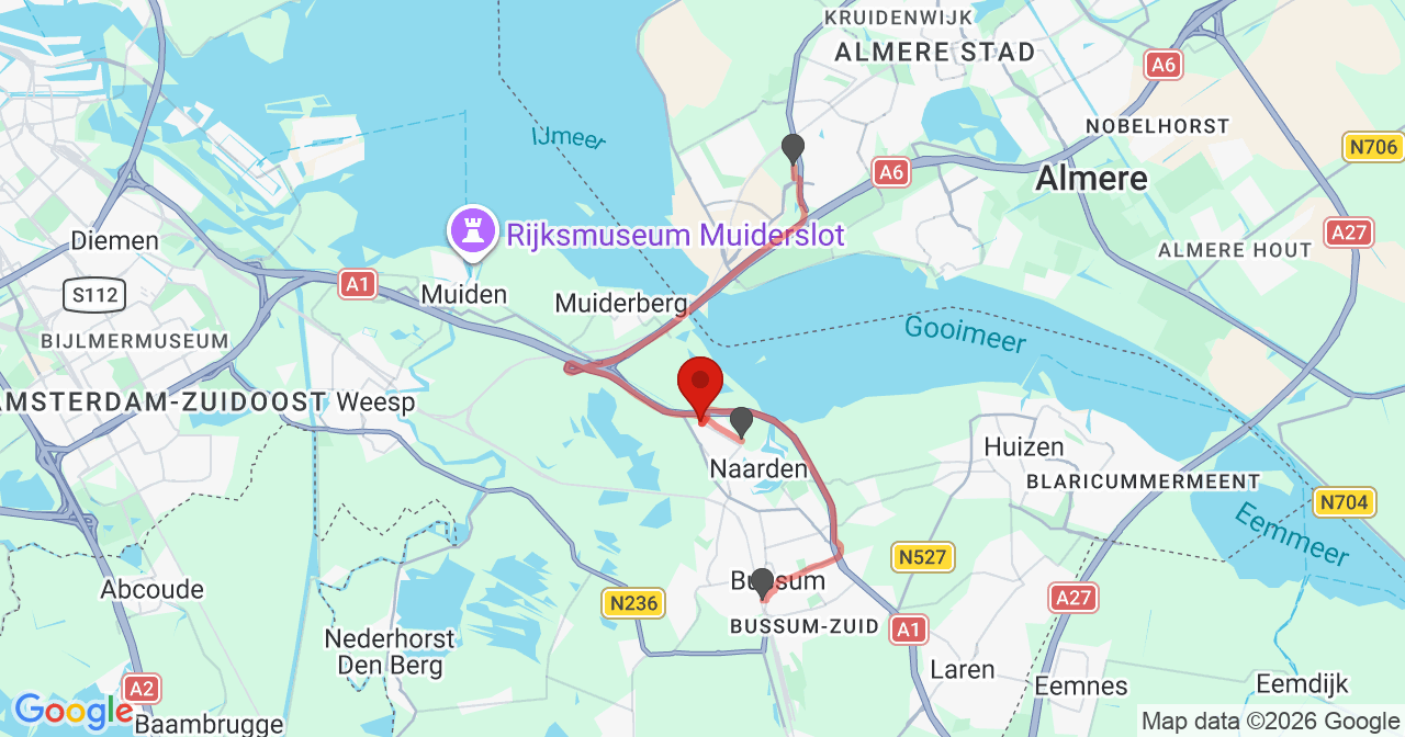 Kaart van het incident in Naarden met de aanrijroutes van de gealarmeerde eenheden