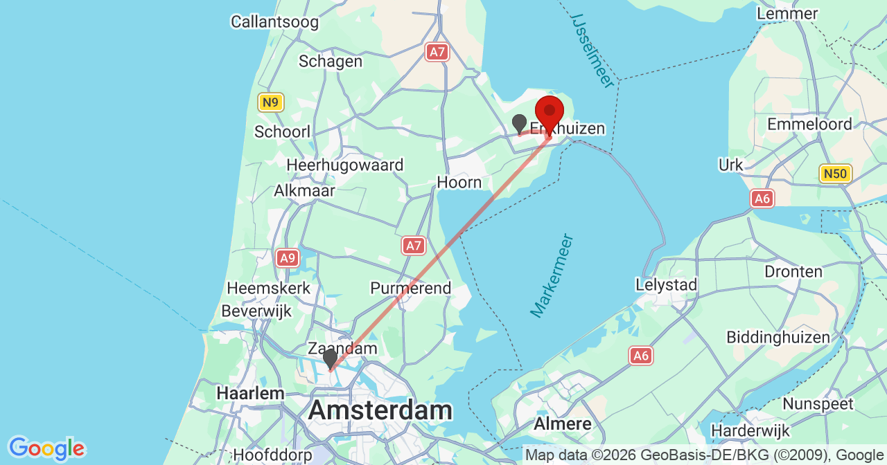 Kaart van het incident in Bovenkarspel met de aanrijroutes van de gealarmeerde eenheden