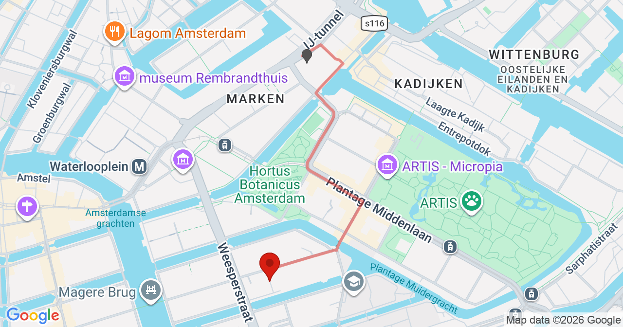 Kaart van het incident in Amsterdam met de aanrijroutes van de gealarmeerde eenheden