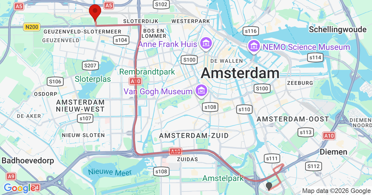 Kaart van het incident in Amsterdam met de aanrijroutes van de gealarmeerde eenheden