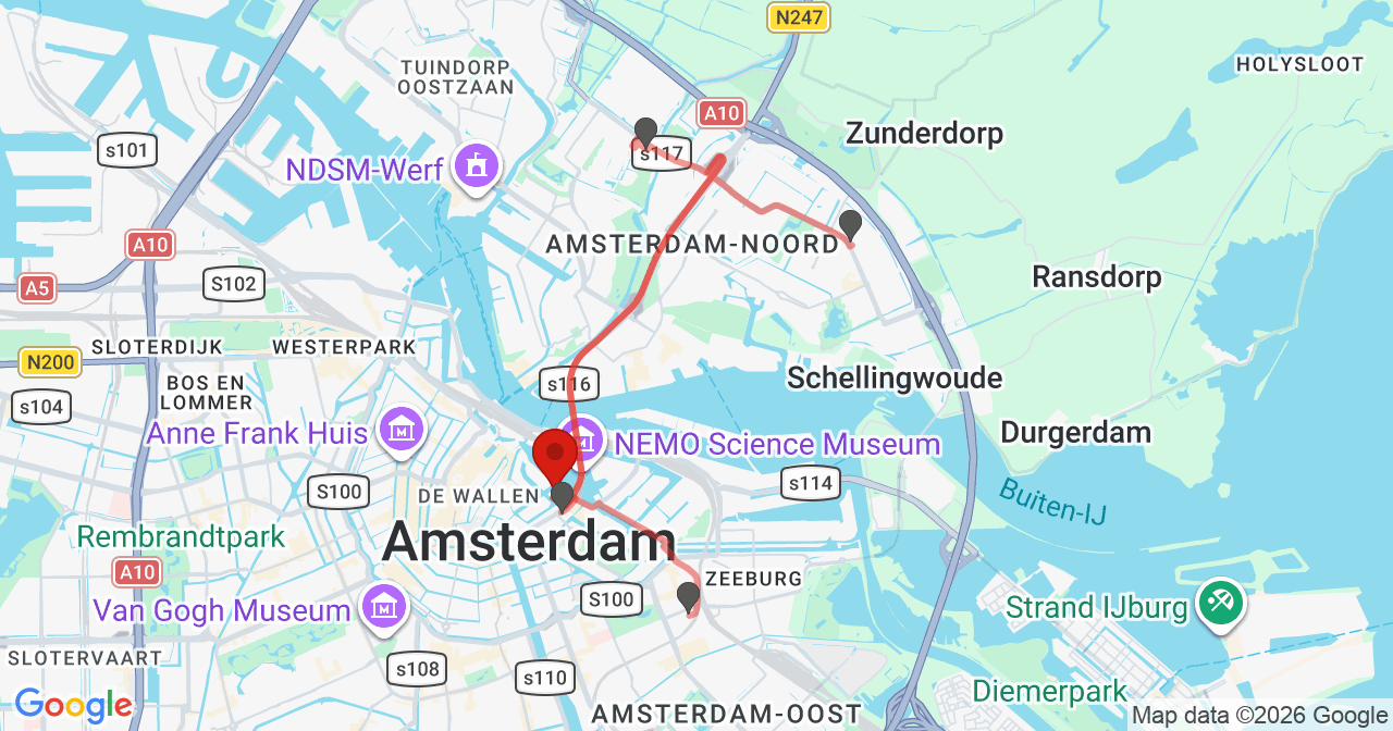 Kaart van het incident in Amsterdam met de aanrijroutes van de gealarmeerde eenheden