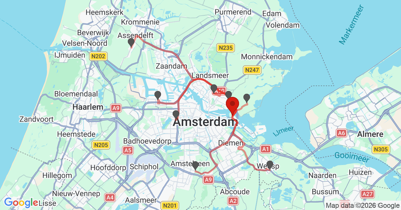 Kaart van het incident in Amsterdam met de aanrijroutes van de gealarmeerde eenheden
