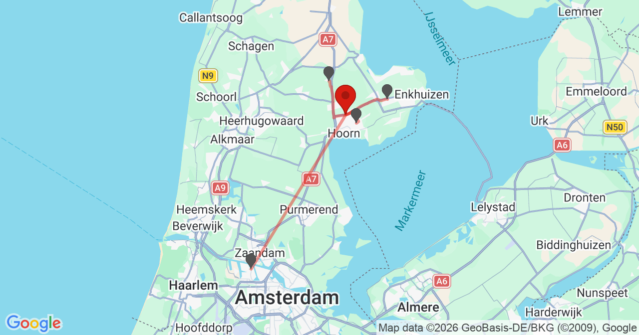 Kaart van het incident in Zwaag met de aanrijroutes van de gealarmeerde eenheden