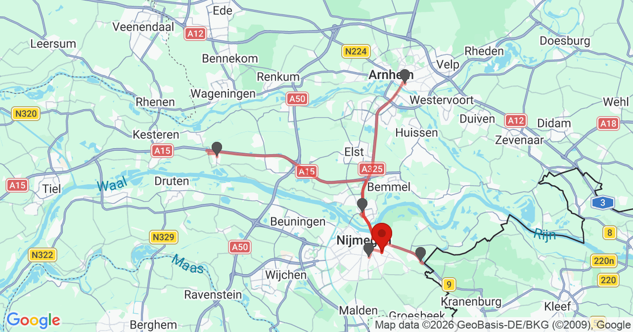 Kaart van het incident in Nijmegen met berekende routes vanaf gealarmeerde posten