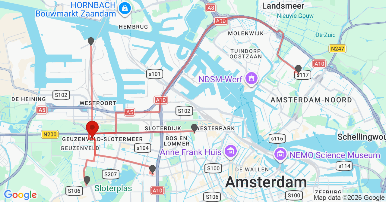 Kaart van het incident in Amsterdam met de aanrijroutes van de gealarmeerde eenheden