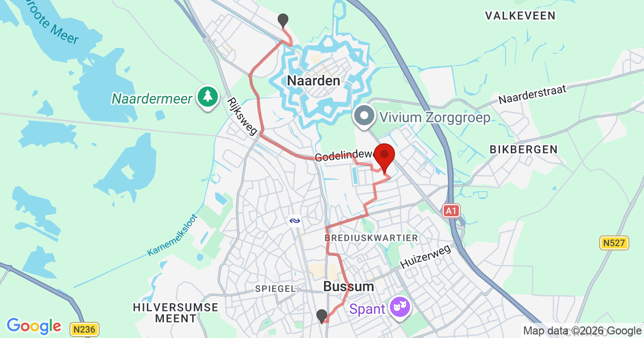 Kaart van het incident in Naarden met de aanrijroutes van de gealarmeerde eenheden