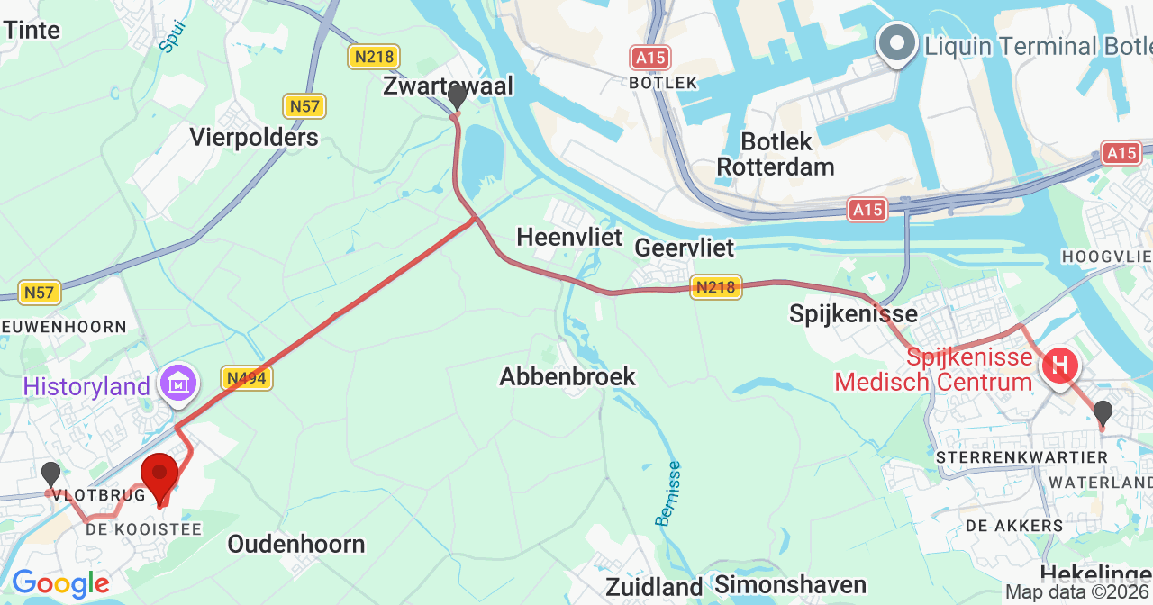 Kaart van het incident in Hellevoetsluis met de aanrijroutes van de gealarmeerde eenheden